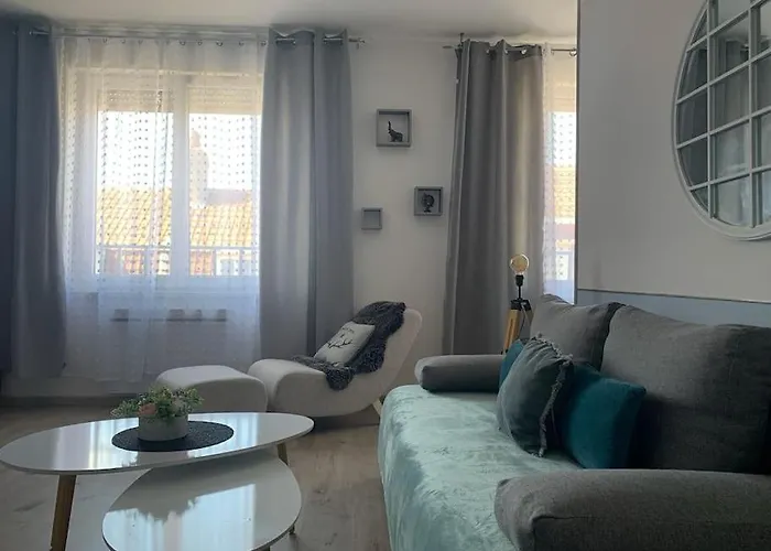 38 Maison Entiere,Place De Parking Et Garage Pour Moto Velo A La Demande